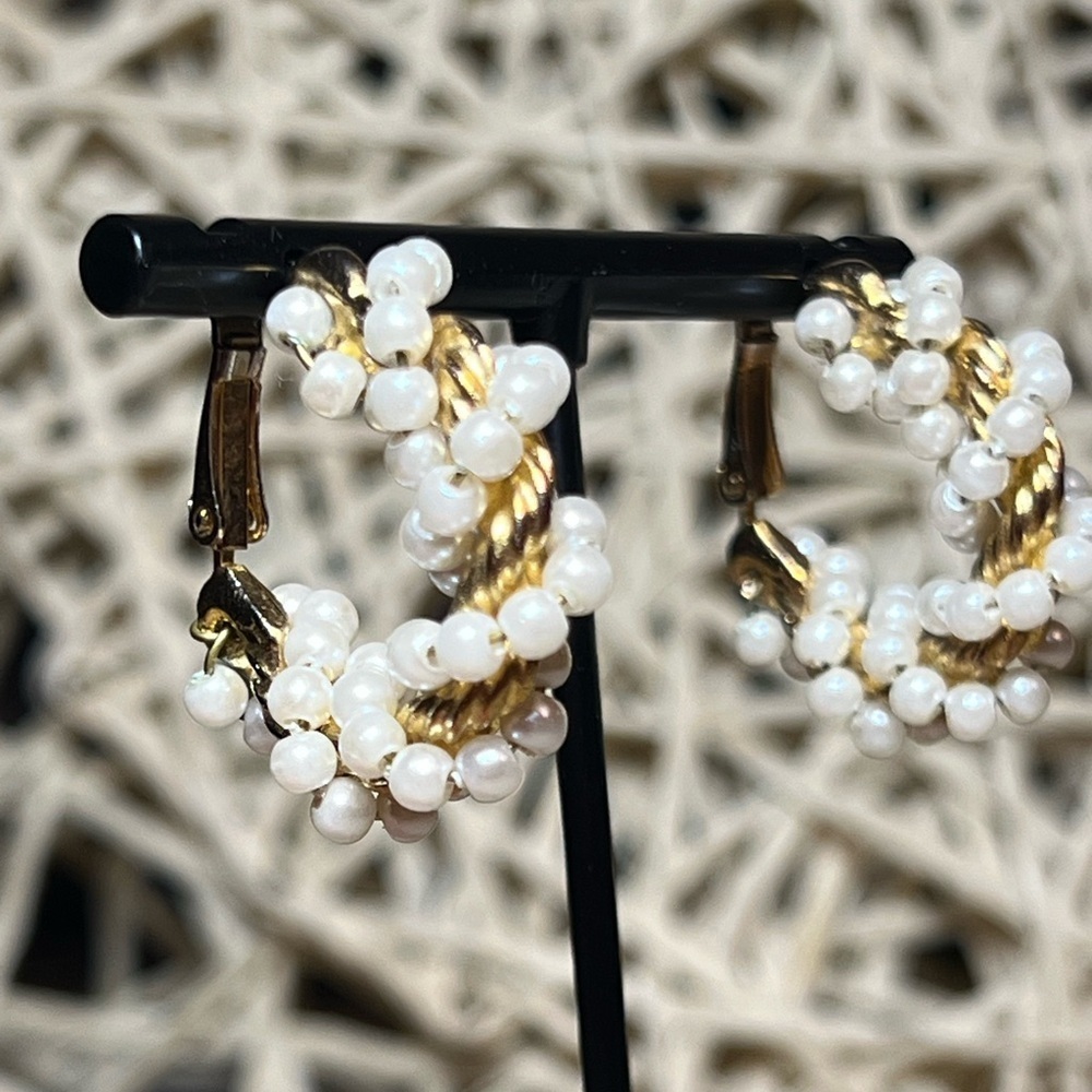 VINTAGE • GOLD & PEARL TWIST HOOP EARRINGS - Picture 5 of 5